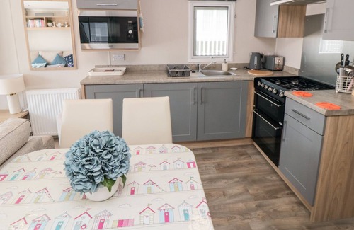 Cayton Bay Cabin | FINCH 5, country holiday cottage, with a garden in Cayton