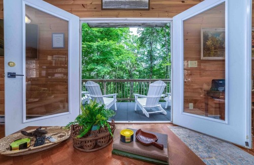Burks Fork Cabin | Find Fall Colors | Cabin + Hot Tub Near Parkway
