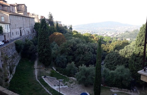 Old Town Apartment | Finestra sul parco