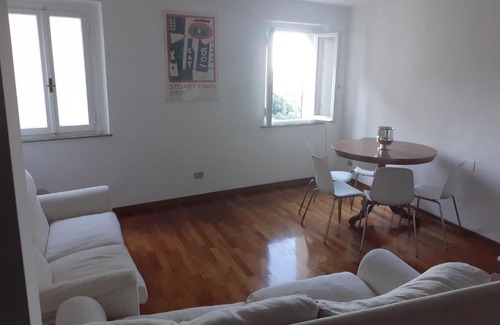 Old Town Apartment | Finestra sul parco