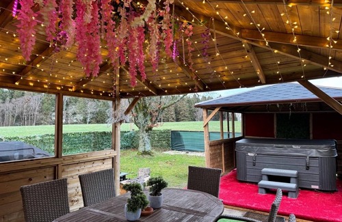 Glasgow House | FINN VILLAGE Raspberry Cottage HOT TUB Gazebo Private Garden