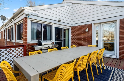 South Bend House | Finnish Sauna | Jumbotron Bar | Gym | Near ND