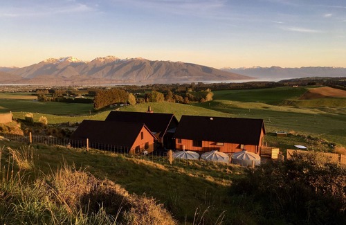Te Anau House | Fiordland Eco-Retreat ☆ Panoramic Views ☆ Hot Tub