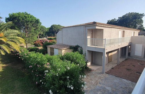 Lecci Apartment | Fiori Di Cala Rossa T3 apartment in a hotel residence in southern Corsica