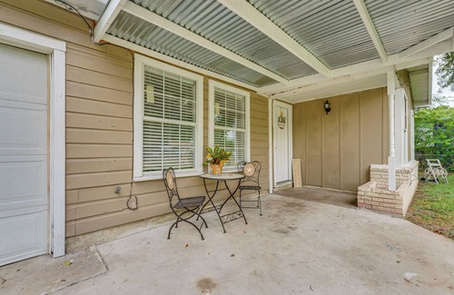 Victoria House | Fire Pit & Grill: Victoria Home Near Downtown