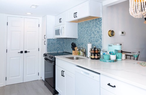Cape Saint Claire Cottage | Firefly Cottage at the Cape, Community beach, Hot tub, USNA, Pets, Fall fun!
