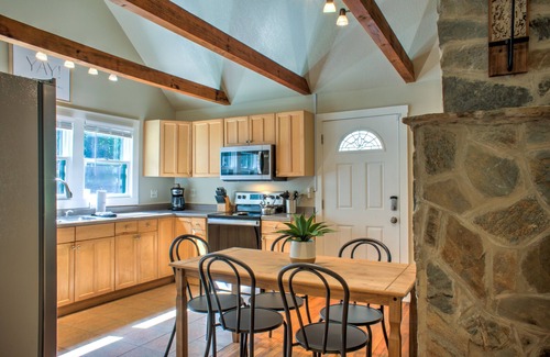 Asheville Cabin | Firefly Cottage | Pet-Friendly, Fire Pit, 8 Mins to DT AVL + Biltmore Pass