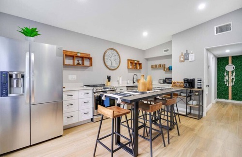 Conway Apartment | Fireplace + Lake View + 10min to dwtn + near parks
