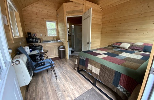 Bear Creek Cabin | FireWeed Cabin5 W/Queen Bed