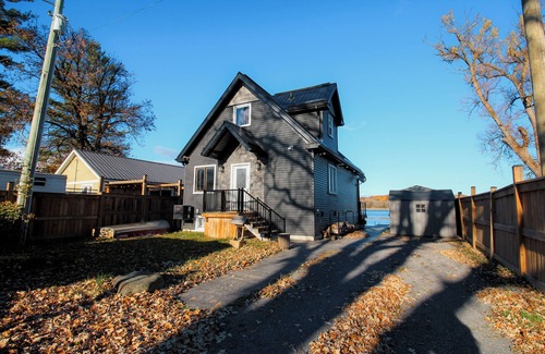 Trent Hills Cottage | Fish and relax in a new Waterfront four-season cottage 1 hour east of Whitby!