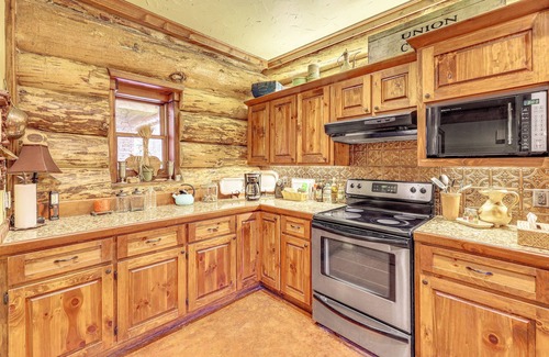 Murfreesboro Cabin | Fish, Boat & Hike: Pet-Friendly Cabin in Arkansas