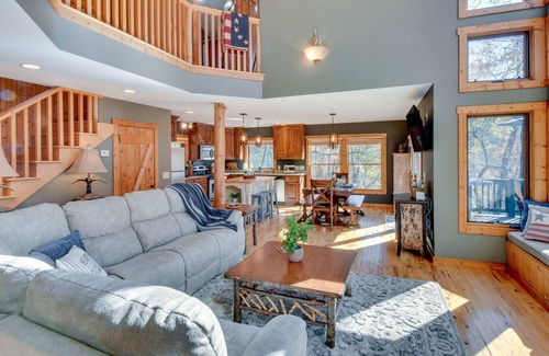 Wiley Cabin | Fish, Hike & Swim: Lake Burton Retreat w/Hot Tub!