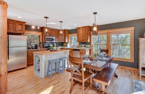 Wiley Cabin | Fish, Hike & Swim: Lake Burton Retreat w/Hot Tub!