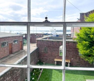Harwich Apartment | Fisherman's Cottage - Harwich Breaks - BRAND NEW - long stays available great prices - get in touch for all bookings - cottage in harwich - beach stay