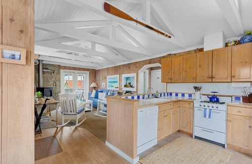 Salmon Creek Cabin | Fishermans Cottage~Charming Coastal Cottage in Bodega Bay, Walk to Beach/WiFi