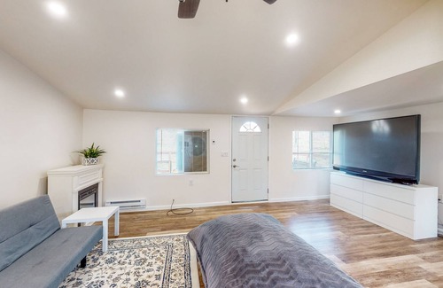 Keene House | Five-Acreage Retreat - Mountain Views & Fireplace
