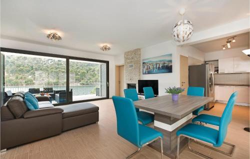 Zaton House | Five-Bedroom Holiday Home In Zaton