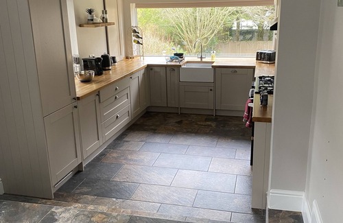 Bude House | Five mins walk to beach - 4 bed luxury holiday home located within heart of Bude