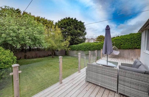 Bude House | Five mins walk to beach - 4 bed luxury holiday home located within heart of Bude