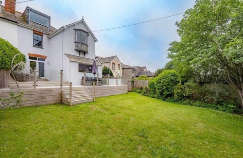 Bude House | Five mins walk to beach - 4 bed luxury holiday home located within heart of Bude