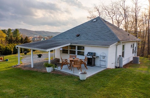 Sparta Cottage | Five Minute Walk from Downtown Sparta!
