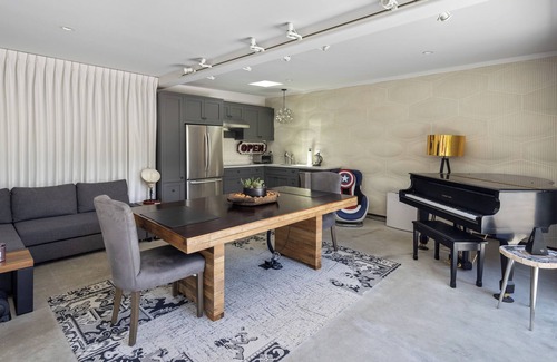 Mid-Wilshire House | Five Star LA Luxury Private Oasis with Hot Tub