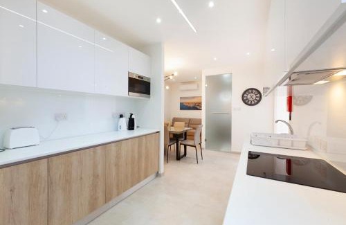 Floriana Apartment | FL56 - New 3storey House - private entrance & roof