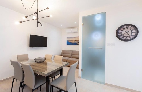 Floriana Apartment | FL56 - New 3storey House - private entrance & roof