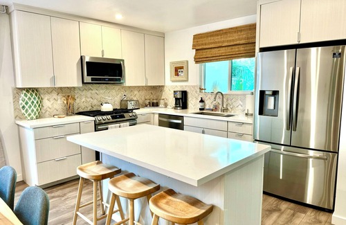 Atascadero House | Flamingo Oasis - Next to the Atascadero lake/park/zoo!