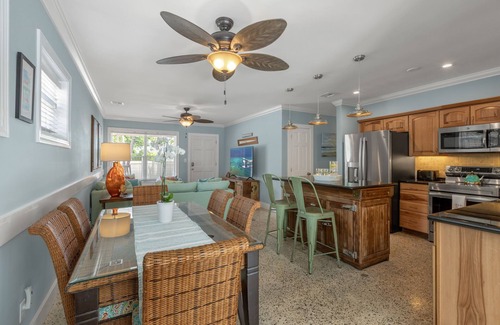 Midtown House | FLAMINGO ROSE ~ Midtown 3 Bedroom, 2 Bathroom Home w/Pool & Parking!