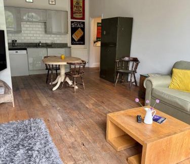 Shoscombe Apartment | Flat 2, Waterloo Apartments