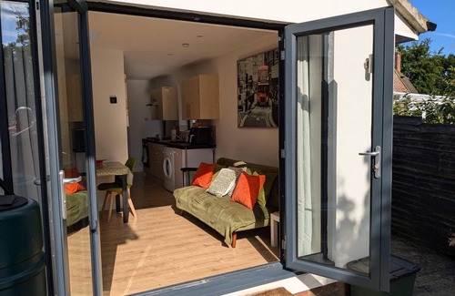 Beaconsfield Apartment | Flat Beaconsfield Bucks UKnw/patio & free parking sleeps 4