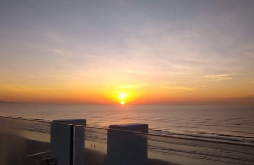 Praia Grande Condo | Flat on the sand