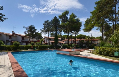 Bibione Lido dei Pini Apartment | Flat with shared pool and private garden