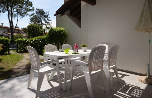 Bibione Lido dei Pini Apartment | Flat with shared pool and private garden
