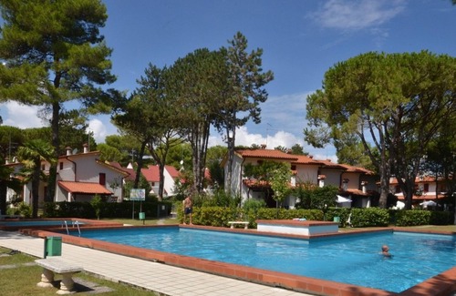 Bibione Lido dei Pini Apartment | Flat with shared pool and private garden