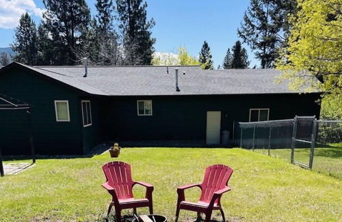 Woods Bay House | Flathead Lake Retreat-Walk to the lake!