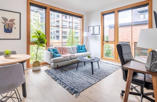 Uptown Apartment | Flawless 1 BR Apartment in Portland + Parking