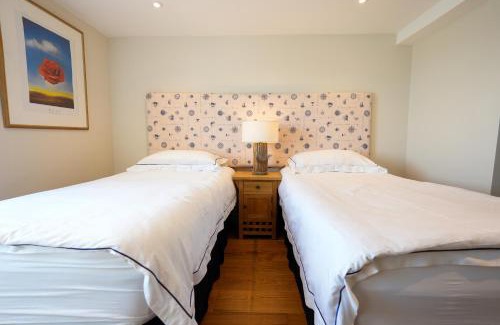 Brixham House | Fleur de Sel - Upside Down Cottage with Spectacular View & Parking