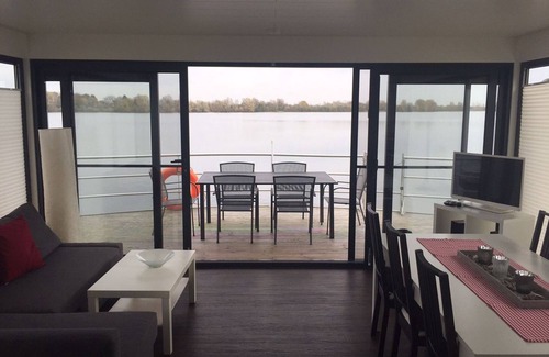 Vynen House | Floating 44 in Xanten - Boot 4 - Floating 44 Komfortable Hausboote bei Xanten mit Tollem Seeblick