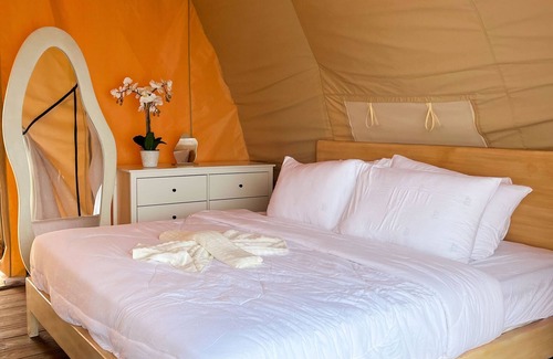 Kaputian Boat Rental | Floating Home in Reef Resort Unit 6