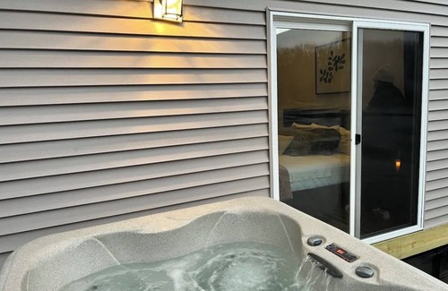 East Dubuque Cabin | Floating Studio Cabin. HOT TUB!