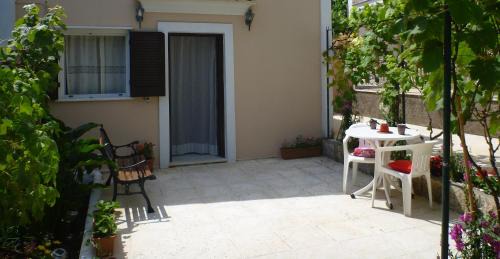 Benitses Apartment | FLORA STUDIOS CORFU - Adults only