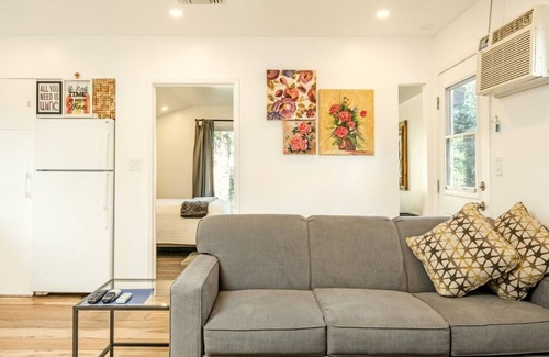 Sherman Oaks House | Flores Del Amor Getaway House with Private Peaceful Retreat
