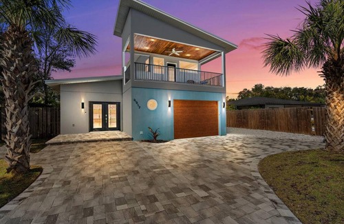 Indian Beach Sapphire Shores House | Florida Getaway With Backyard Pool Oasis