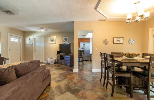 North Central Hollywood House | Florida Oasis - Lovely Waterfront canal home with swimming pool and jacuzzi