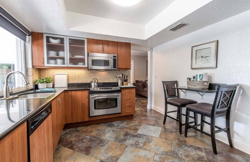 North Central Hollywood House | Florida Oasis - Lovely Waterfront canal home with swimming pool and jacuzzi