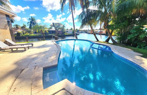 North Central Hollywood House | Florida Oasis - Lovely Waterfront canal home with swimming pool and jacuzzi