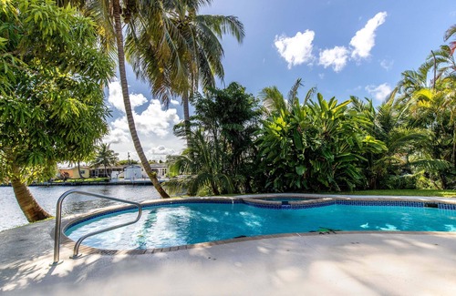 North Central Hollywood House | Florida Oasis - Lovely Waterfront canal home with swimming pool and jacuzzi