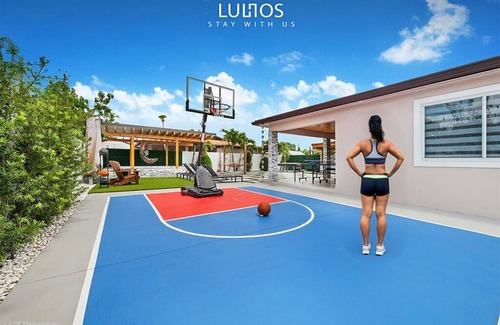 Hialeah House | Florida Retreat 6BR Pool Jacuzzi & Game Haven
